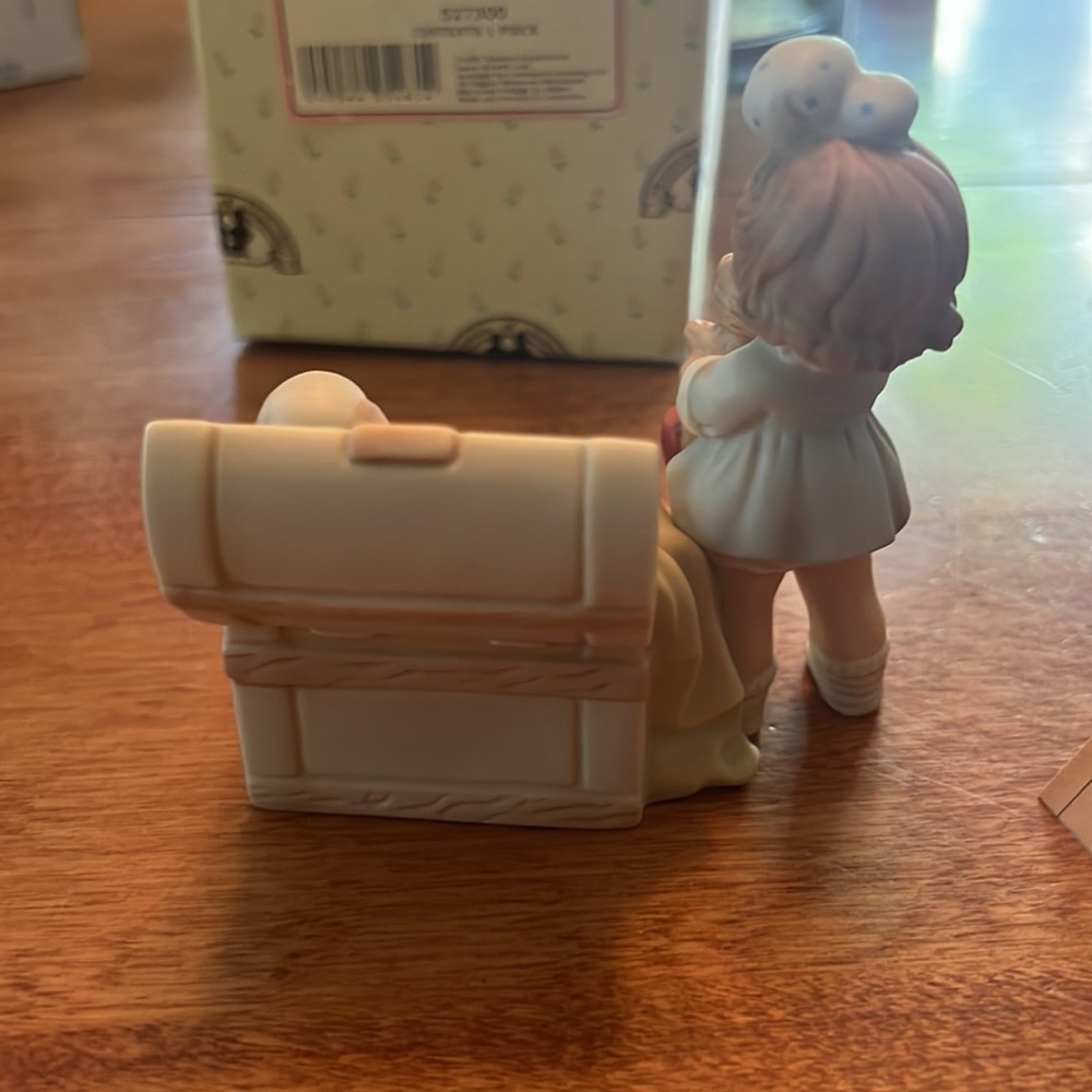 ⭐️HP!⭐️ Enesco Memories of Yesterday “Girl with Toy Chest” porcelain sign. - Picture 6 of 13
